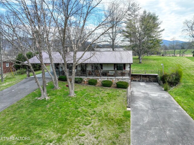 311 E Chestnut Hill Rd, Townsend, TN 37882 - view of front facade featuring asphalt driveway, a front yard, a porch, and a mountain view