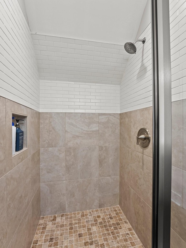 71 Windjammer Ct, Winchester, TN 37398 - full bathroom with a tile shower and vaulted ceiling