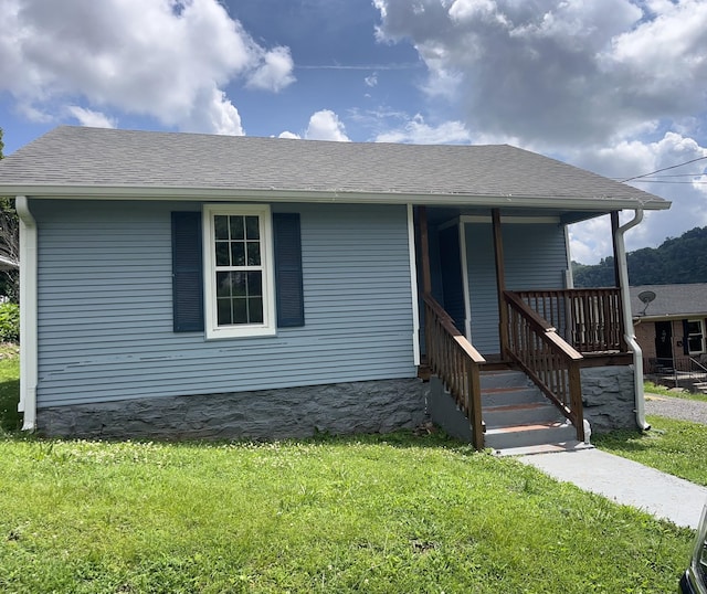 218 Ward Ave E, Carthage, TN 37030 - view of front facade with a front yard, a porch, and a shingled roof