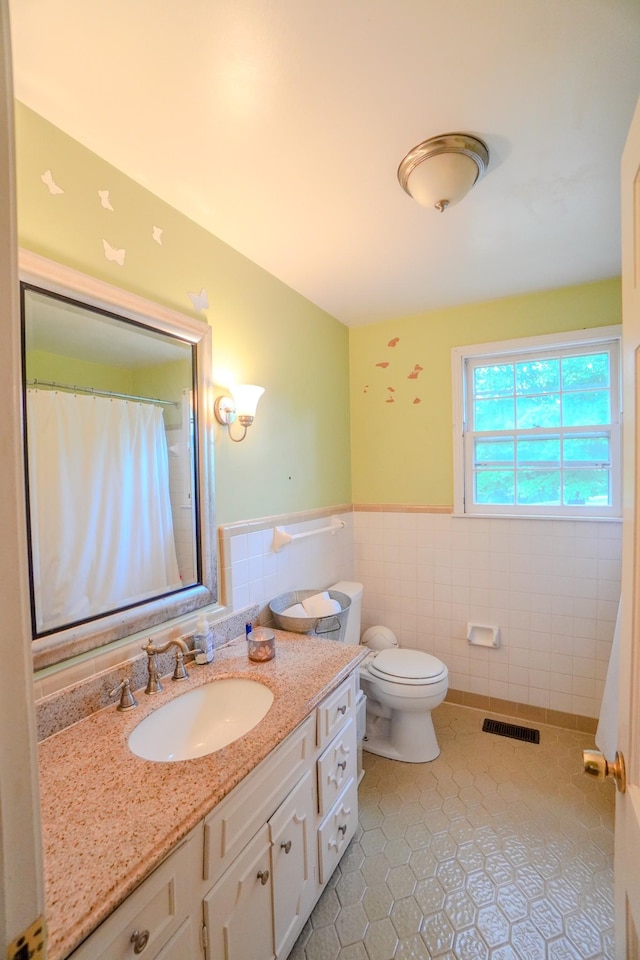 1094B Center Point Rd, Hendersonville, TN 37075 - full bath featuring tile walls, vanity, a wainscoted wall, and tile patterned flooring