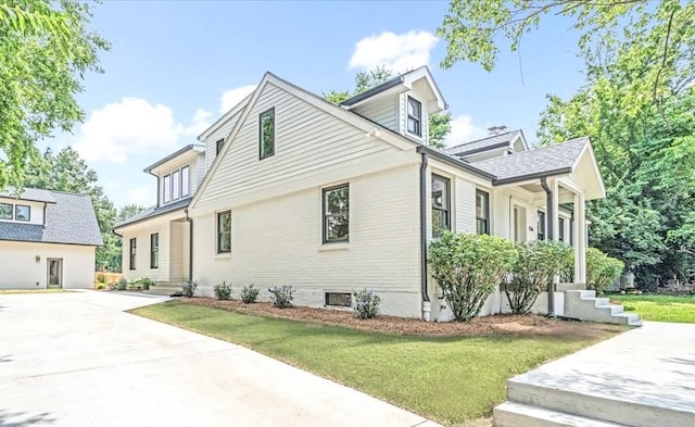 1516 Forest Ave, Nashville, TN 37206 - view of front facade featuring driveway and a front lawn