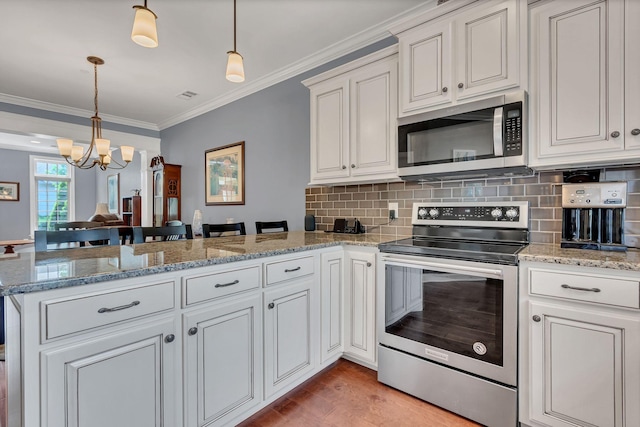 4313 Glasgow Rd, Spring Hill, TN 37174 - kitchen featuring stainless steel appliances, a peninsula, a chandelier, decorative backsplash, and light wood-type flooring