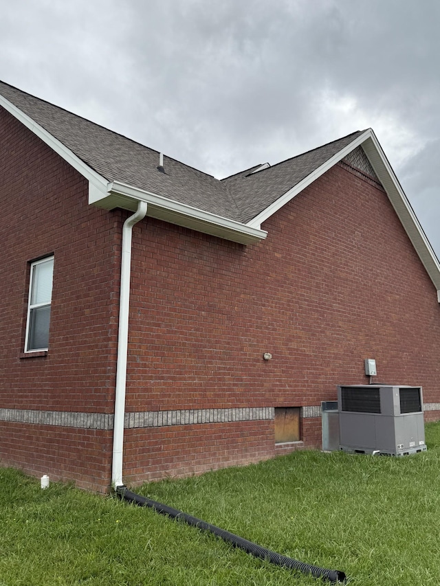 899 Sneed Blvd, Lafayette, TN 37083 - view of side of home featuring a shingled roof, a lawn, and brick siding