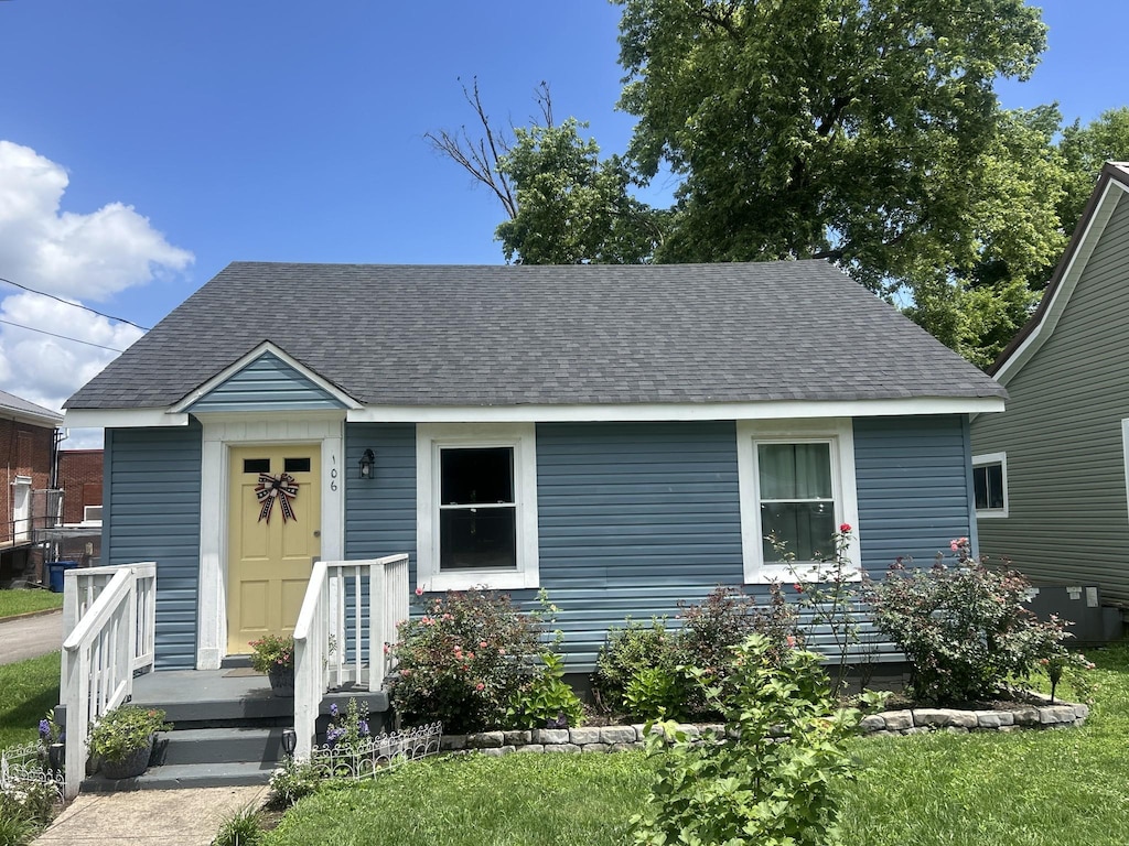 106 S Locust St S, Mount Pleasant, TN 38474 - view of front of house with a shingled roof and a front lawn