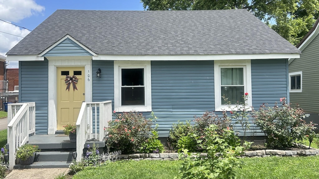 106 S Locust St S, Mount Pleasant, TN 38474 - bungalow-style home with a shingled roof