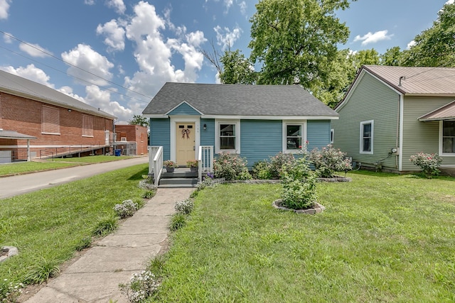 106 S Locust St S, Mount Pleasant, TN 38474 - bungalow featuring a front yard and a shingled roof