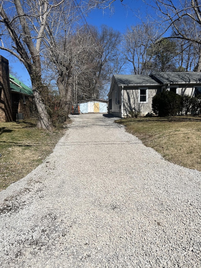 918 Velma Ln, Murfreesboro, TN 37129 - view of side of property featuring gravel driveway and a yard