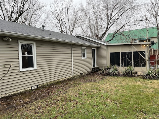 918 Velma Ln, Murfreesboro, TN 37129 - rear view of property featuring a lawn, crawl space, and a sunroom