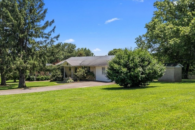 1109 N Charlotte St, Dickson, TN 37055 - view of front facade featuring a front lawn and driveway
