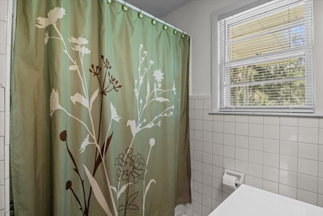 1109 N Charlotte St, Dickson, TN 37055 - full bath featuring tile walls and a shower with curtain