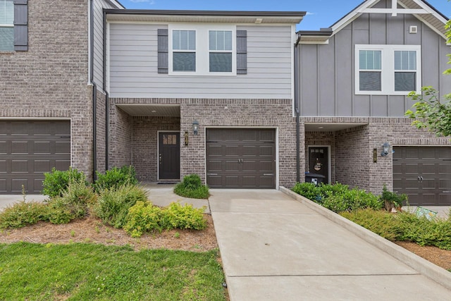 817 Arrington Way, Columbia, TN 38401 - townhome / multi-family property with brick siding, a garage, and driveway