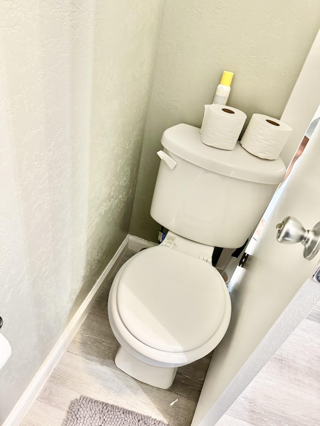 1812 13th St E, Chattanooga, TN 37404 - bathroom with wood finished floors and a textured wall