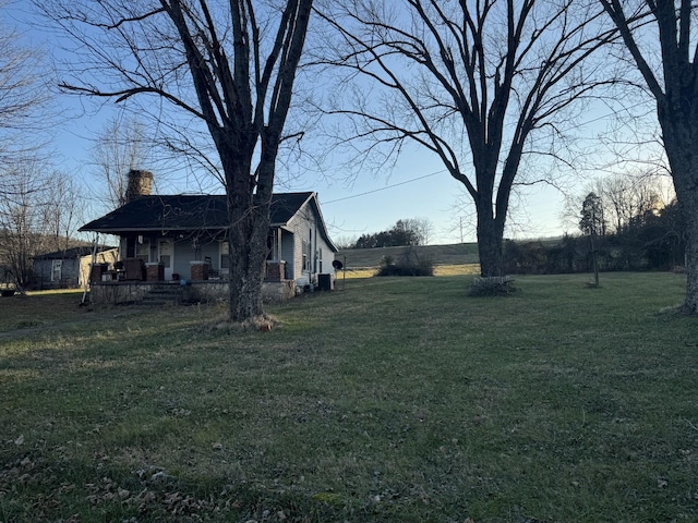 1007 Kennedy Creek Rd, Auburntown, TN 37016 - view of grassy yard featuring covered porch