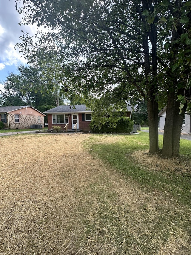301 Apache Dr, Hopkinsville, KY 42240 - view of front facade with a front lawn