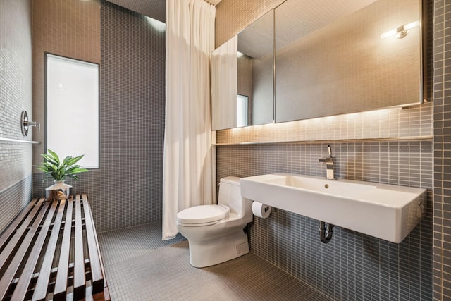 1091 Lynnwood Blvd, Nashville, TN 37215 - bathroom featuring tile walls, tile patterned flooring, and a tile shower