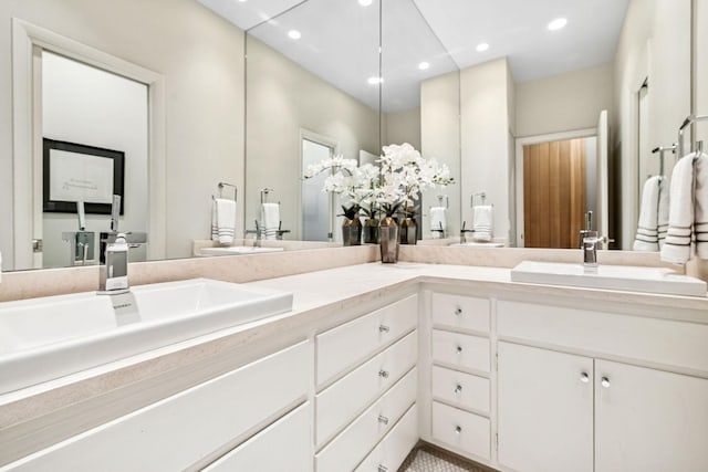 1091 Lynnwood Blvd, Nashville, TN 37215 - full bathroom featuring double vanity and recessed lighting