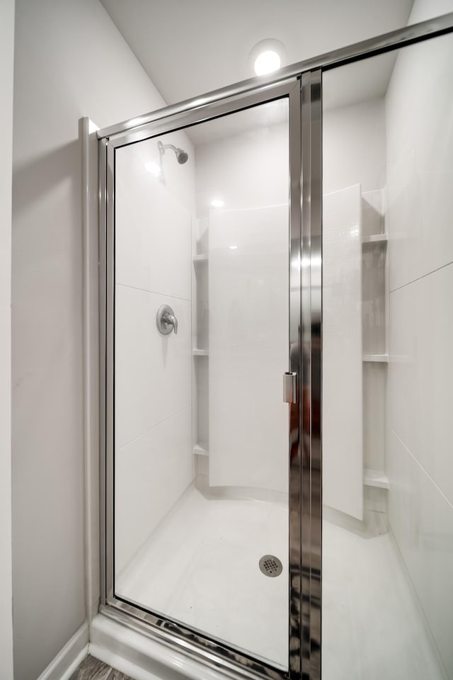 701 Dallas Dr, Columbia, TN 38401 - full bathroom featuring a stall shower