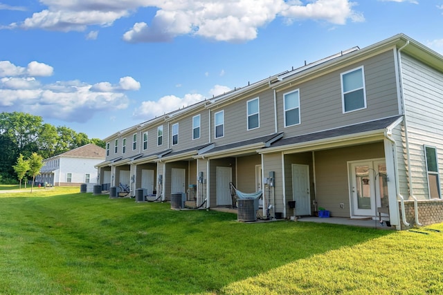 701 Dallas Dr, Columbia, TN 38401 - rear view of house with a yard