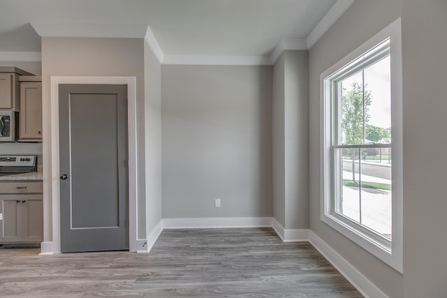 524 Haviture Way, Murfreesboro, TN 37129 - kitchen featuring stove, crown molding, gray cabinets, stainless steel microwave, and light wood-type flooring