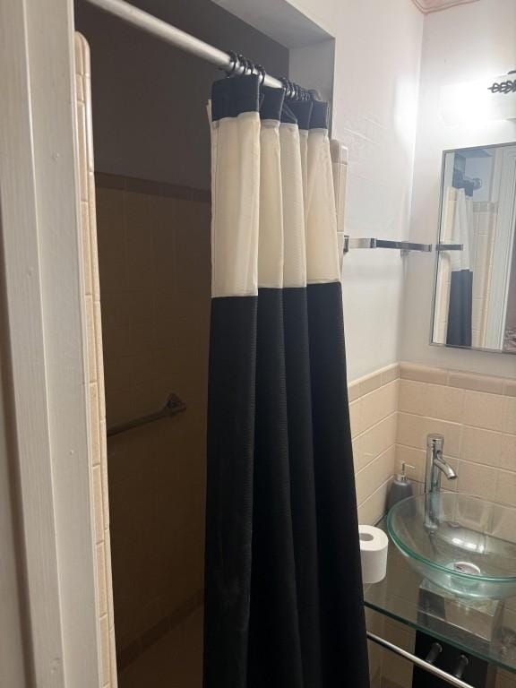 2503 Hickory Dr, Springfield, TN 37172 - bathroom with a shower with curtain, wainscoting, and tile walls
