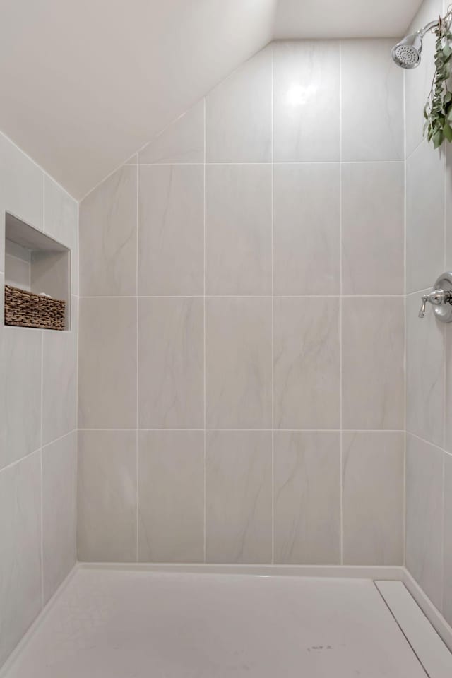 1511 Bridle Ln, Chapel Hill, TN 37034 - bathroom featuring a tile shower and lofted ceiling