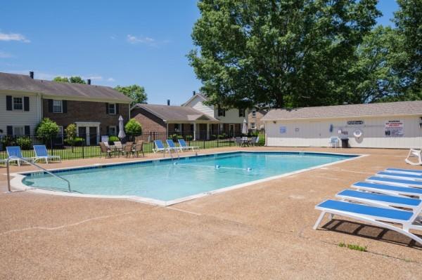 943 E Northfield Blvd, Murfreesboro, TN 37130 - community pool with a patio