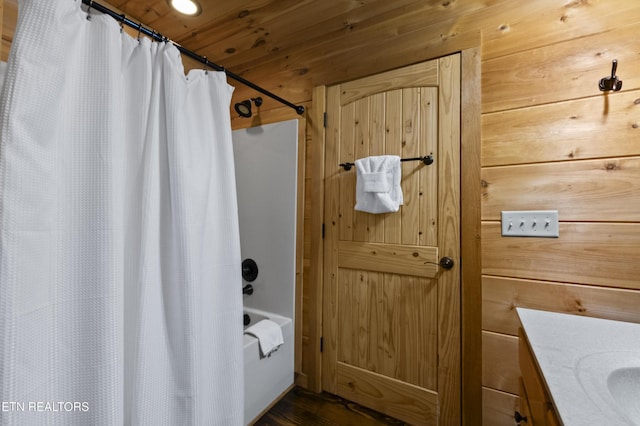 645 Bankston Ln, La Follette, TN 37766 - full bath featuring shower / tub combo with curtain, vanity, and wood finished floors