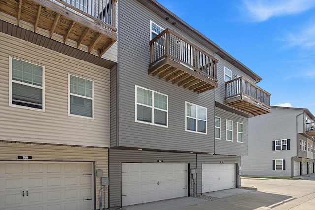 164 Ramsden Ave, La Vergne, TN 37086 - back of property featuring a balcony and an attached garage