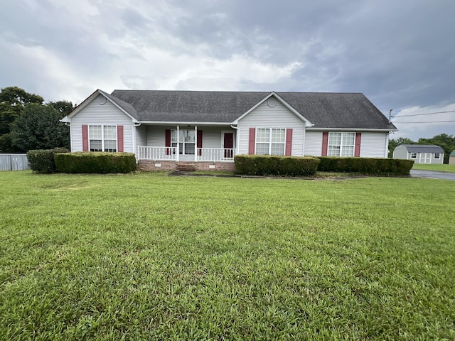 107 Cascade Ln, Bell Buckle, TN 37020 - single story home featuring a porch, a front lawn, and a shingled roof