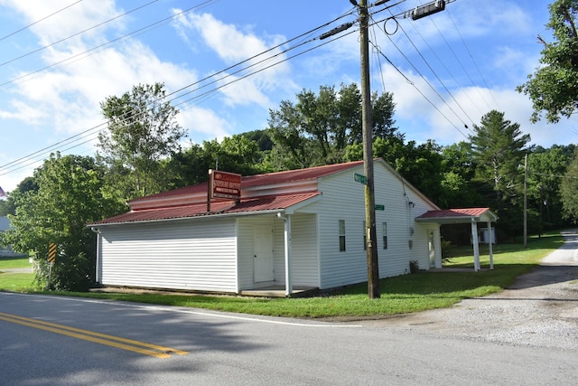 742 Lancaster Hwy, Lancaster, TN 38569 - view of side of property with a metal roof and a lawn