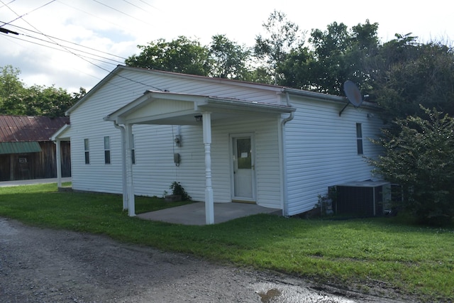 742 Lancaster Hwy, Lancaster, TN 38569 - view of front of home with a front lawn and a patio area