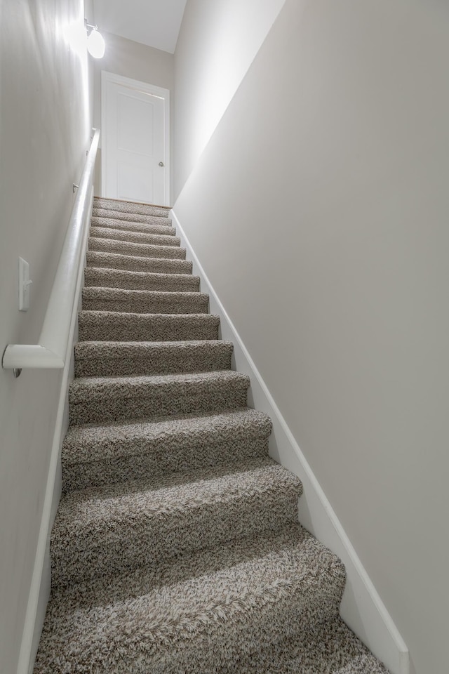 8624 Reba Ln, Hixson, TN 37343 - view of stairway
