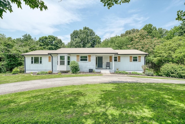 2727 Old Salem Dr, Cookeville, TN 38506 - ranch-style home featuring a porch, a front lawn, driveway, and board and batten siding