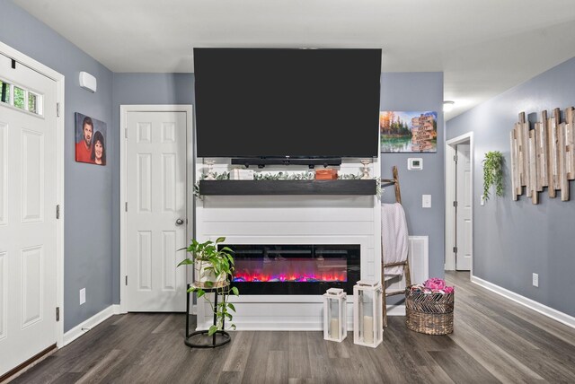 516 Cedarcrest Dr, Chapmansboro, TN 37035 - living room with wood finished floors and a glass covered fireplace