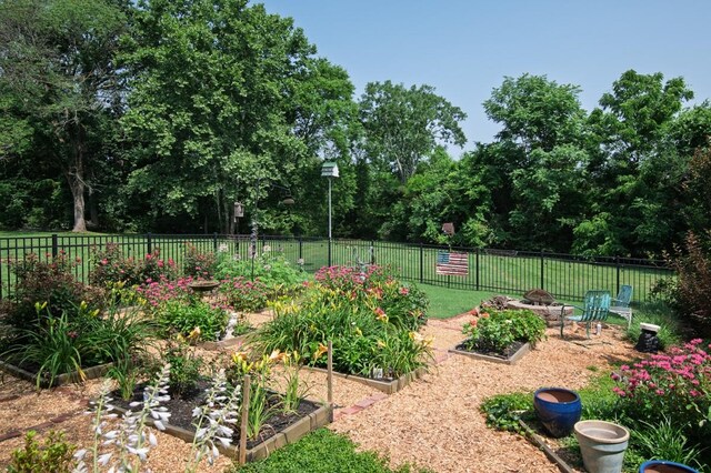 2208 Chadwick Ct, Mount Juliet, TN 37122 - view of yard featuring a garden