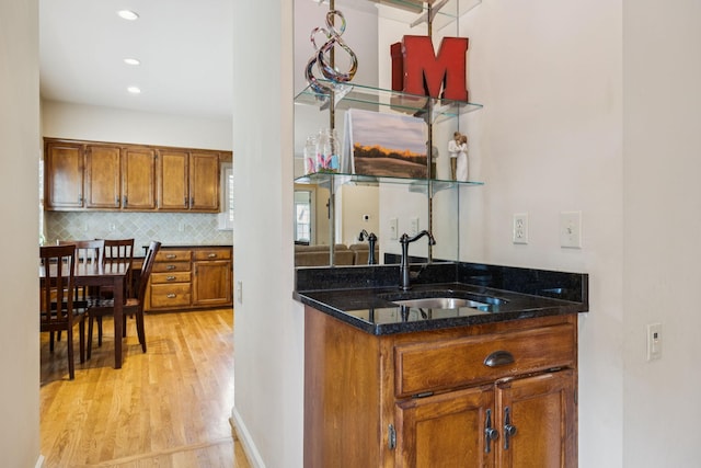 410 Ridge View Ct, Franklin, TN 37067 - bar area featuring light wood finished floors, backsplash, and recessed lighting
