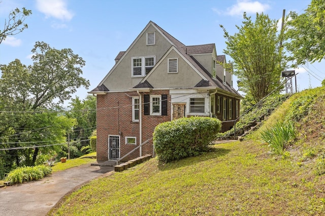 20 Ridge Rd, Chattanooga, TN 37411 - view of front of home featuring stucco siding, brick siding, and a front lawn