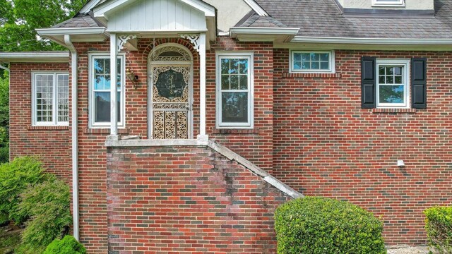 20 Ridge Rd, Chattanooga, TN 37411 - doorway to property with brick siding