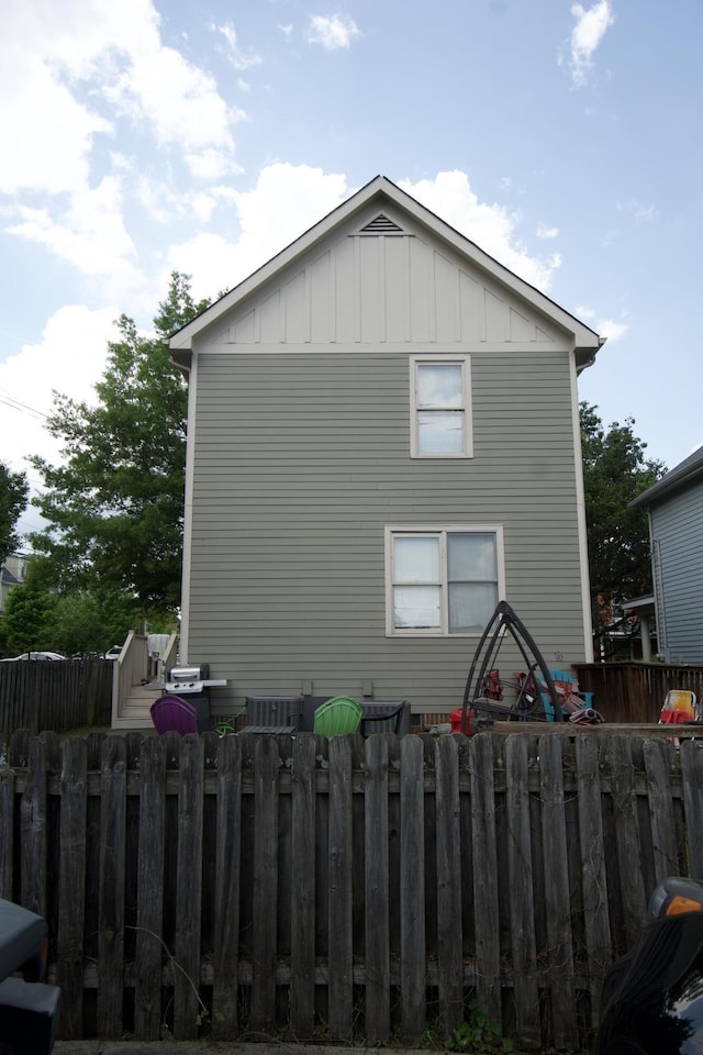 808 Fairview Ave, Chattanooga, TN 37403 - view of side of home featuring board and batten siding
