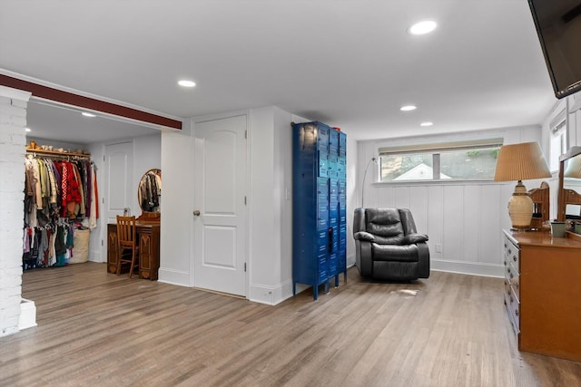 220 Hillcrest Ave, Chattanooga, TN 37411 - living area featuring light wood-style flooring and recessed lighting