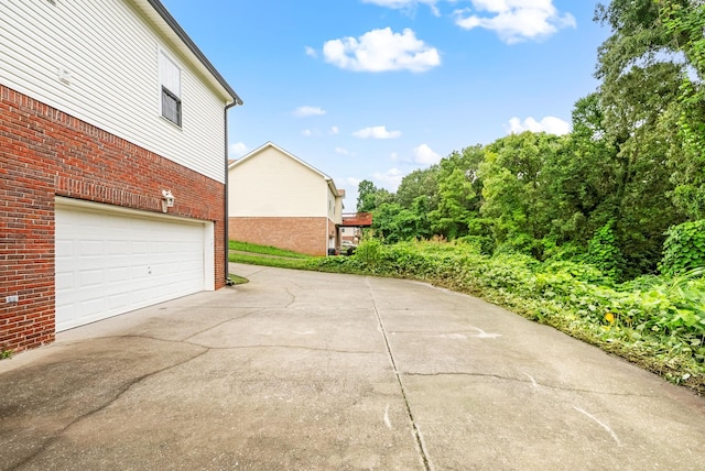 3366 N Henderson Way, Clarksville, TN 37042 - garage featuring driveway