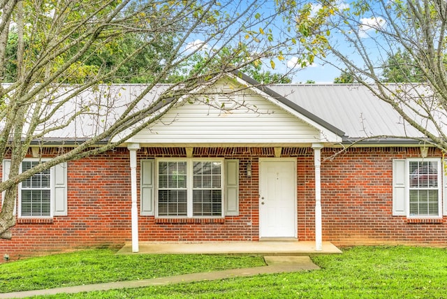 3366 N Henderson Way, Clarksville, TN 37042 - view of front of home featuring brick siding, a front yard, and a metal roof