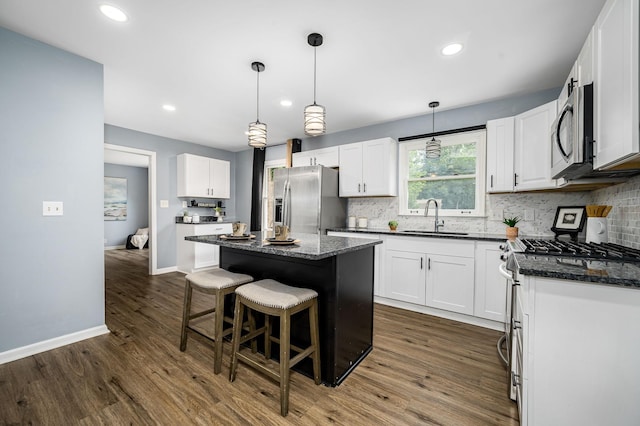2422 Choctaw Trce, Murfreesboro, TN 37129 - kitchen featuring stainless steel appliances, backsplash, dark wood-style floors, a kitchen island, and recessed lighting