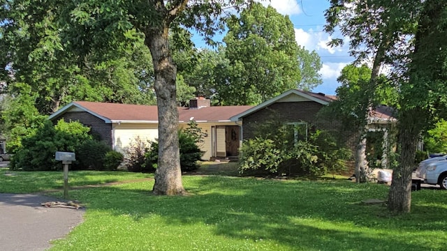 1700 Wildwood Dr, Shelbyville, TN 37160 - ranch-style house featuring a front lawn, brick siding, and a chimney