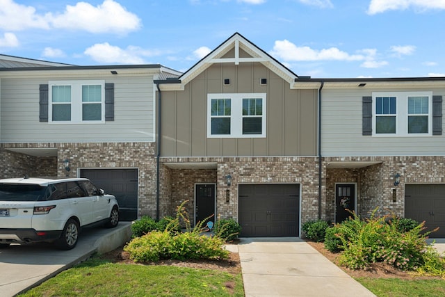 858 Longleaf Ln, Columbia, TN 38401 - townhome / multi-family property featuring driveway, a garage, and brick siding