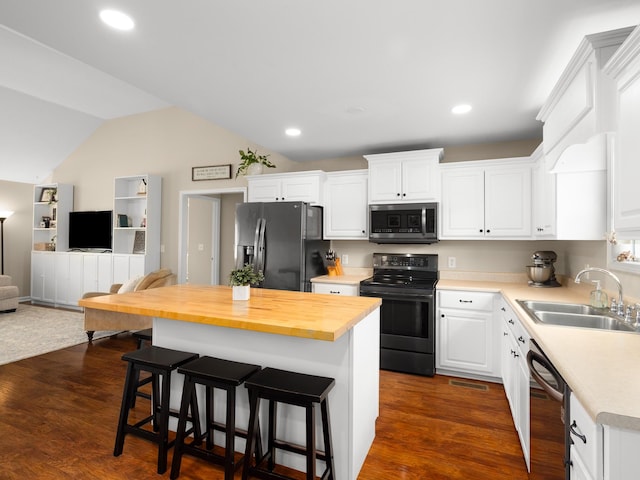 1908 Sheffield Ln, Columbia, TN 38401 - kitchen featuring appliances with stainless steel finishes, open floor plan, a kitchen breakfast bar, vaulted ceiling, and a kitchen island