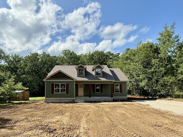 1023 Jackson Heights Rd, Goodlettsville, TN 37072 - view of front facade featuring a porch and dirt driveway
