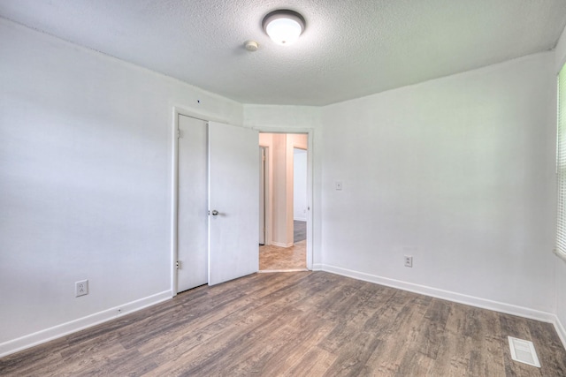 131 Clauson Dr, Columbia, TN 38401 - spare room featuring wood finished floors, a textured ceiling, and a smoke detector
