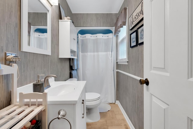 105 Plain View Dr, Estill Springs, TN 37330 - bathroom featuring vanity, a shower with curtain, and wallpapered walls
