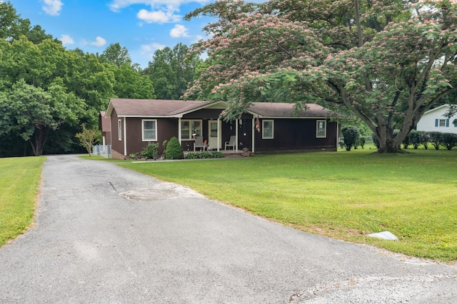 105 Plain View Dr, Estill Springs, TN 37330 - single story home featuring asphalt driveway and a front yard